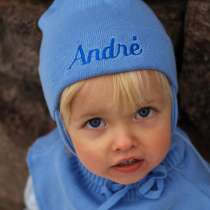 Im Set: Babymütze mit Namen, Schalkragen und Handschuhe in Hellblau oder Rosa.